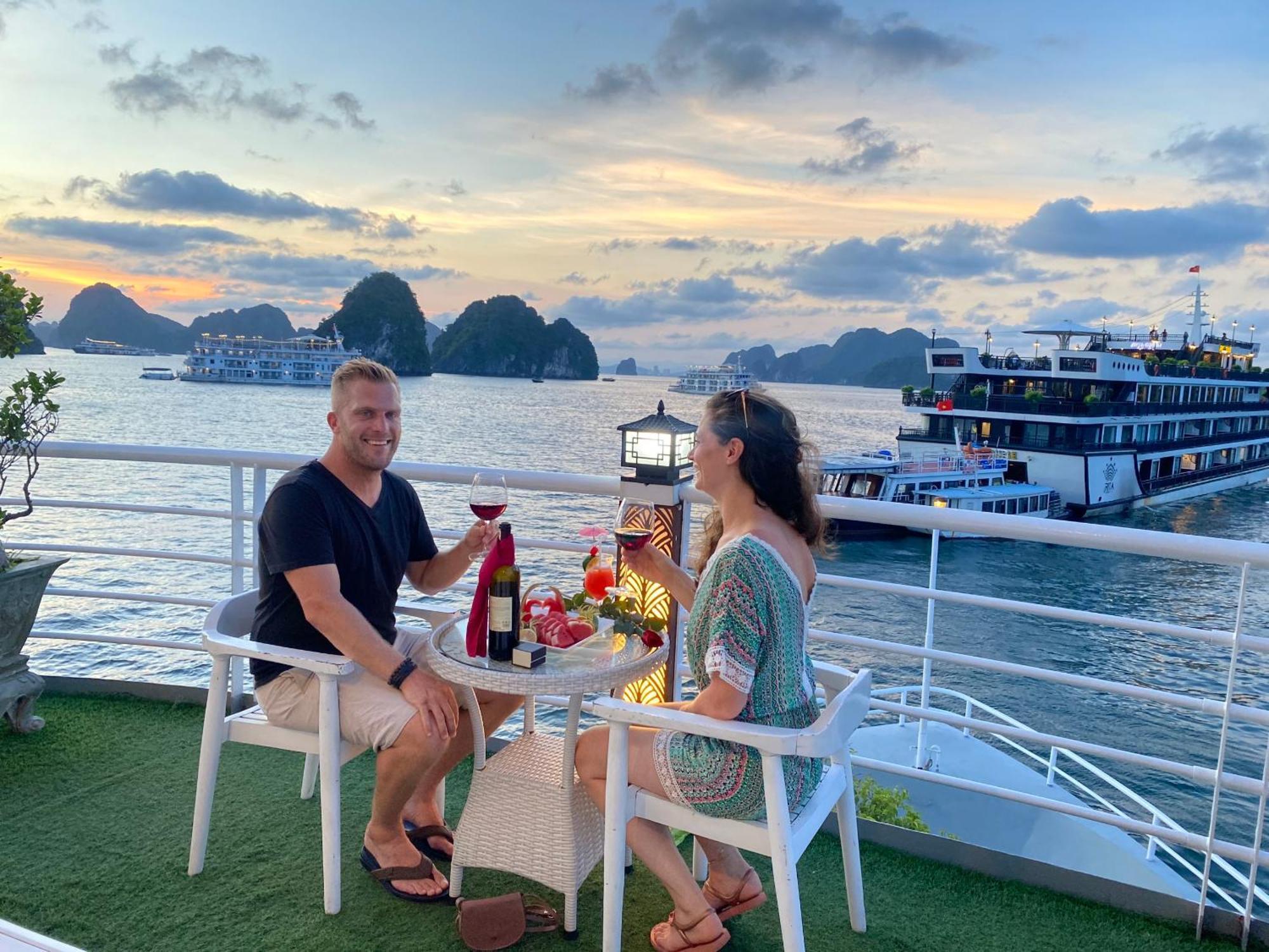 Halong Sapphire Cruises 호텔 하롱 외부 사진