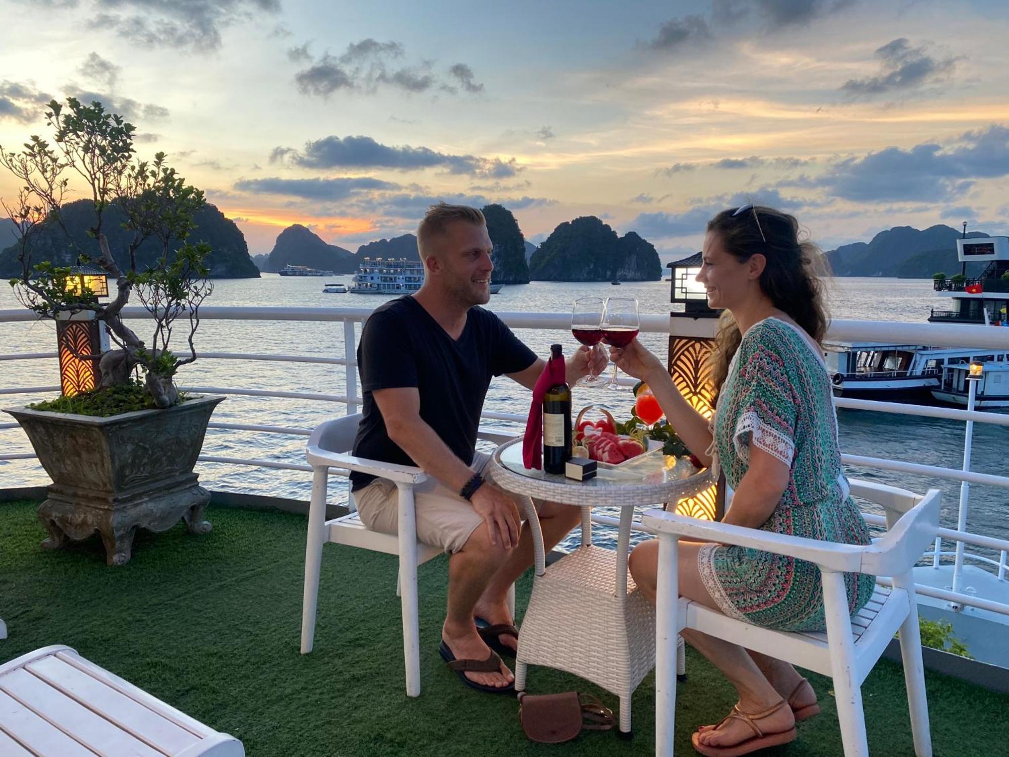 Halong Sapphire Cruises 호텔 하롱 외부 사진